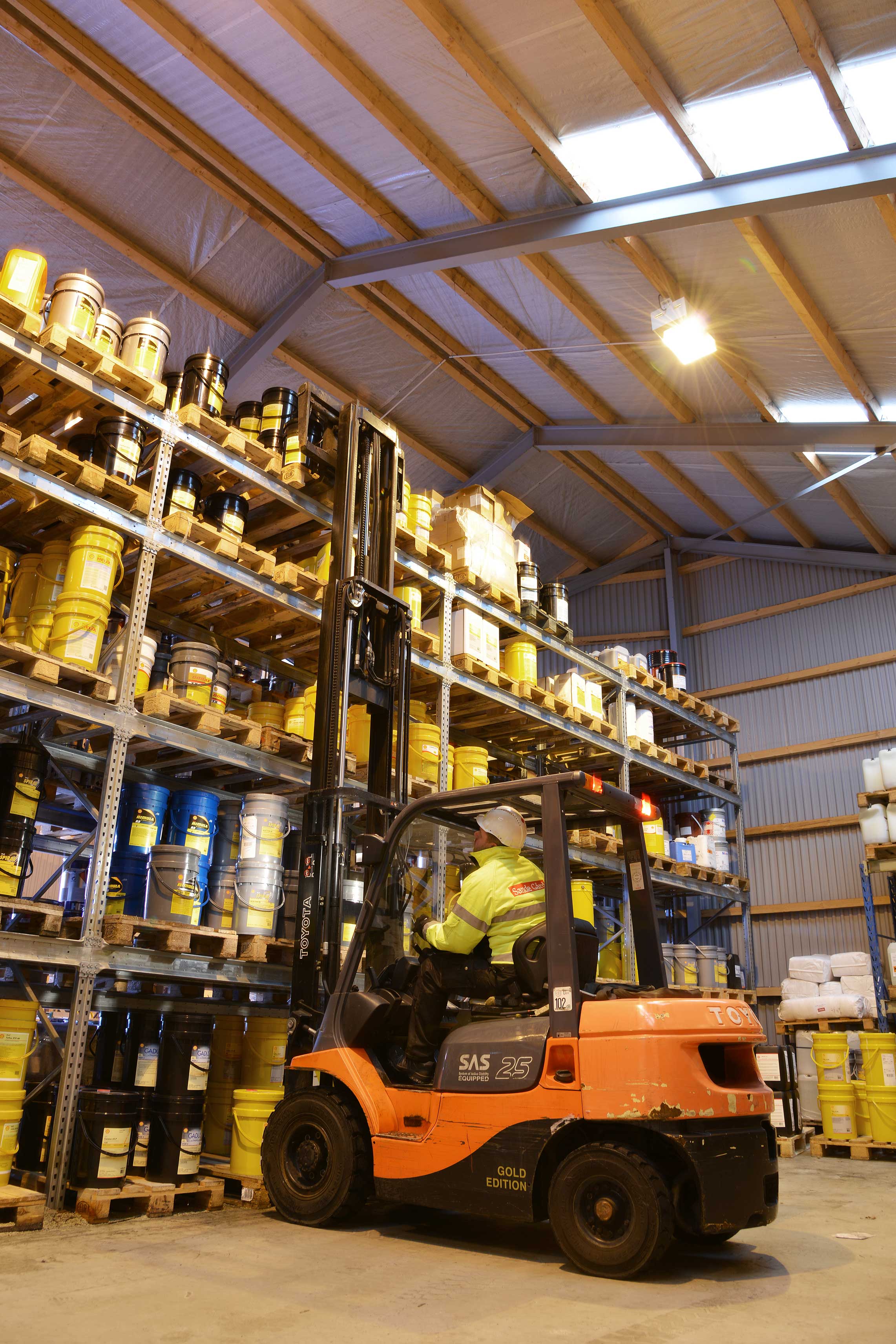 Lager med oljer og smøremidler